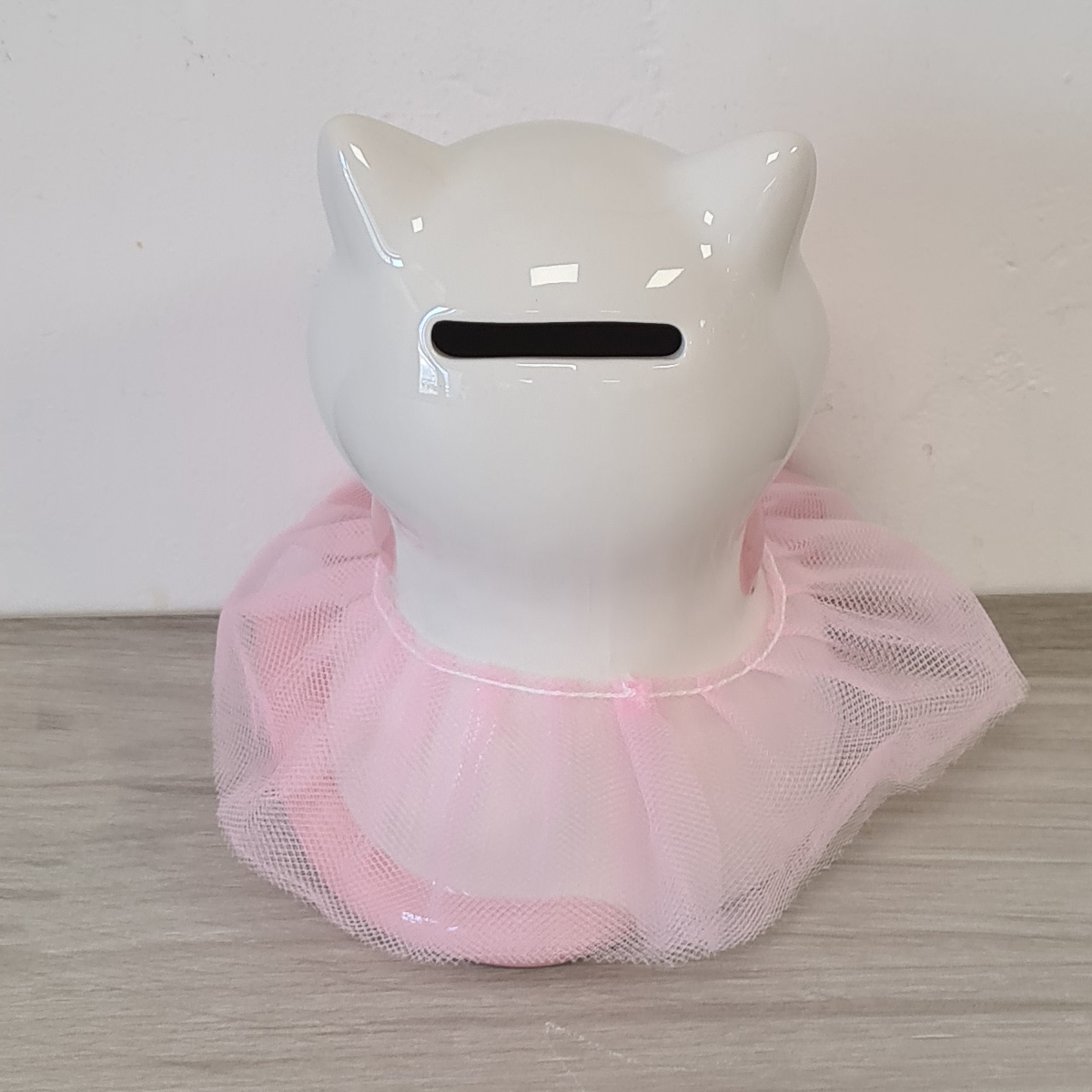 Petite tirelire chat en tutu rose en cramique 15 cm
