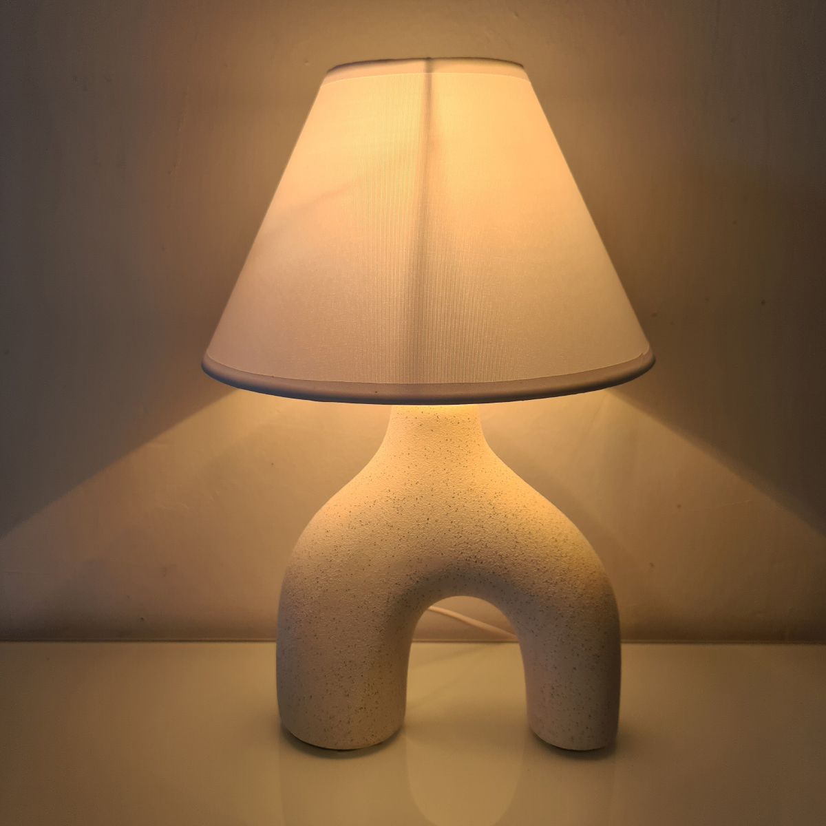 Lampe en cramique beige et blanche 33.5 cm