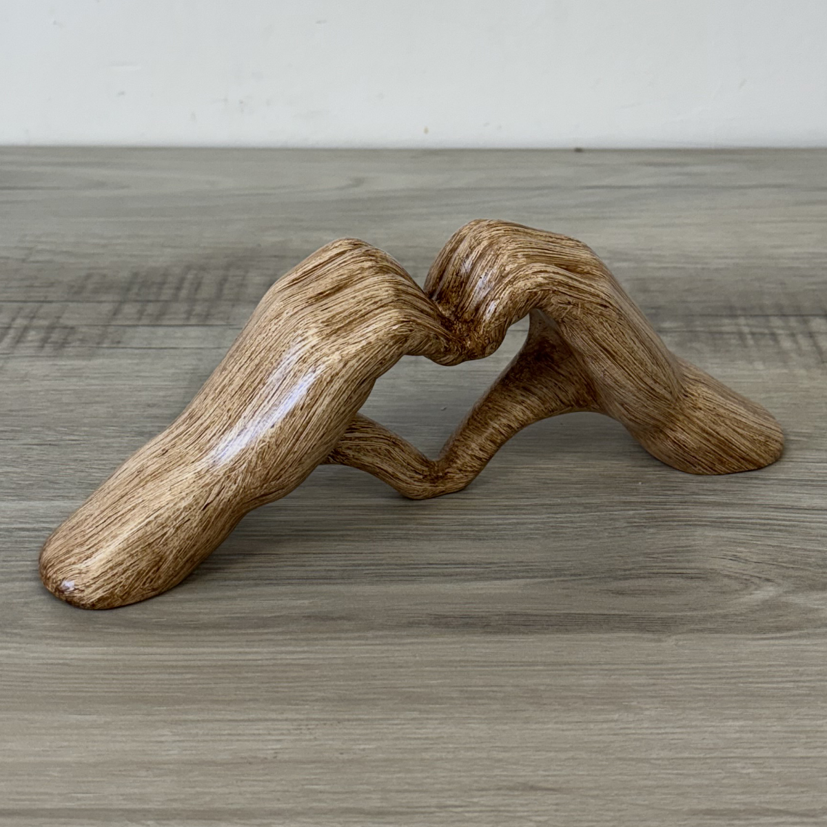 Statue en cramique mains en coeur aspect bois