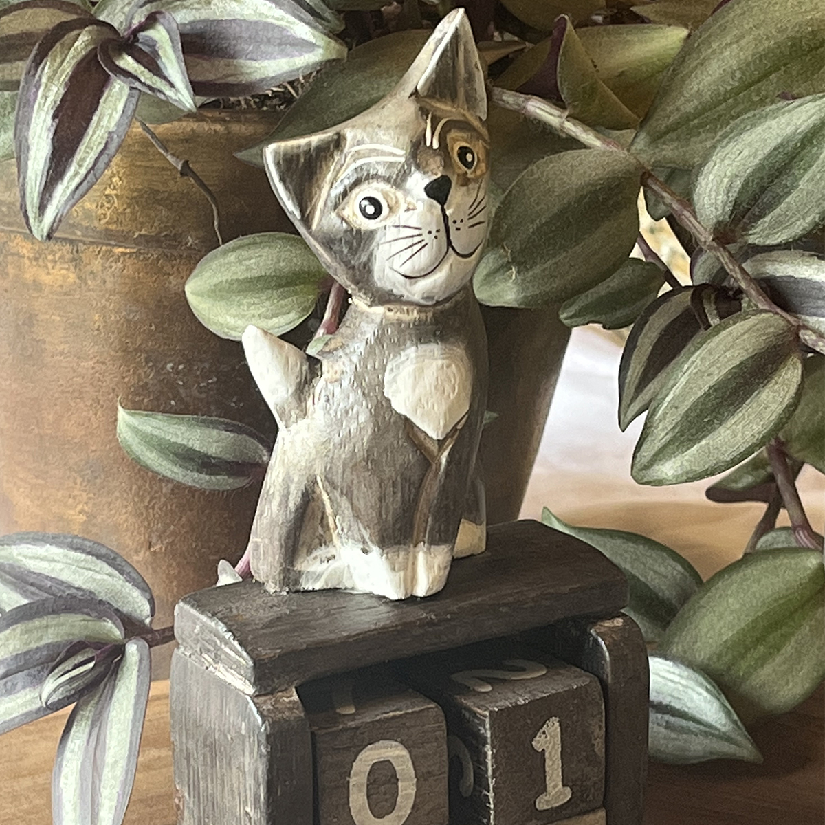 Calendrier perptuel en bois chat gris 15 cm