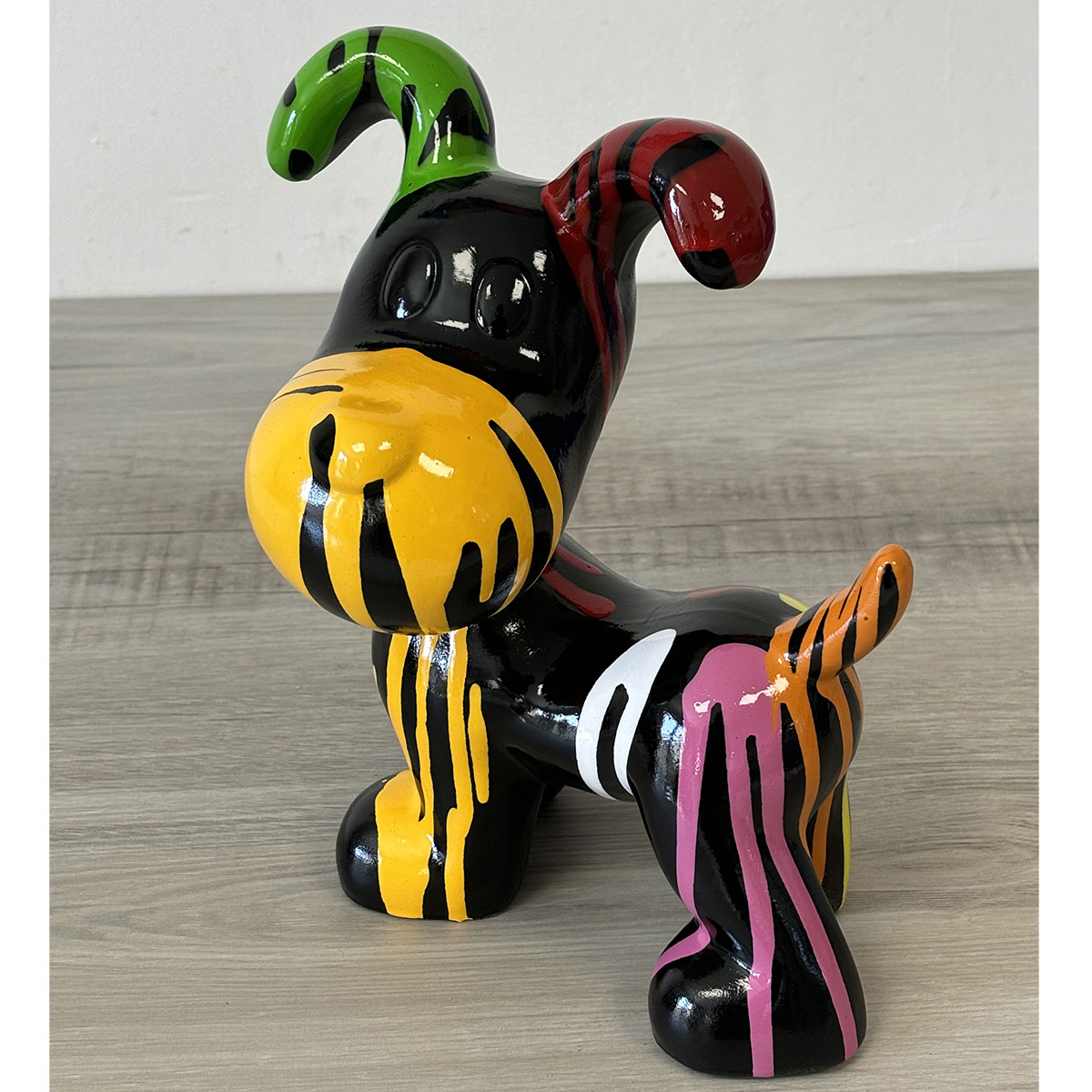 Statue en cramique chien noir finition multicolore 25 cm