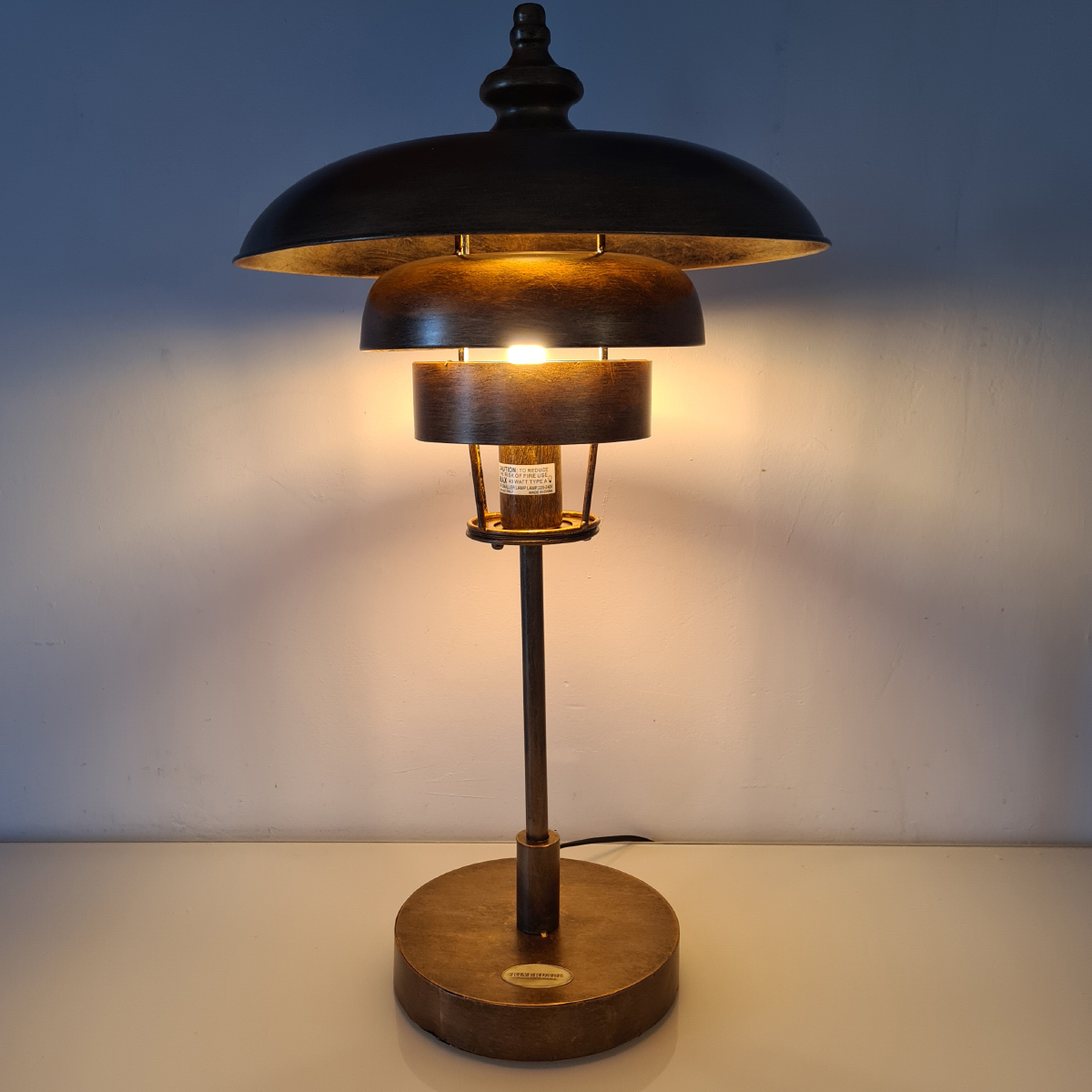Lampe  poser or rtro en mtal patin 68 cm