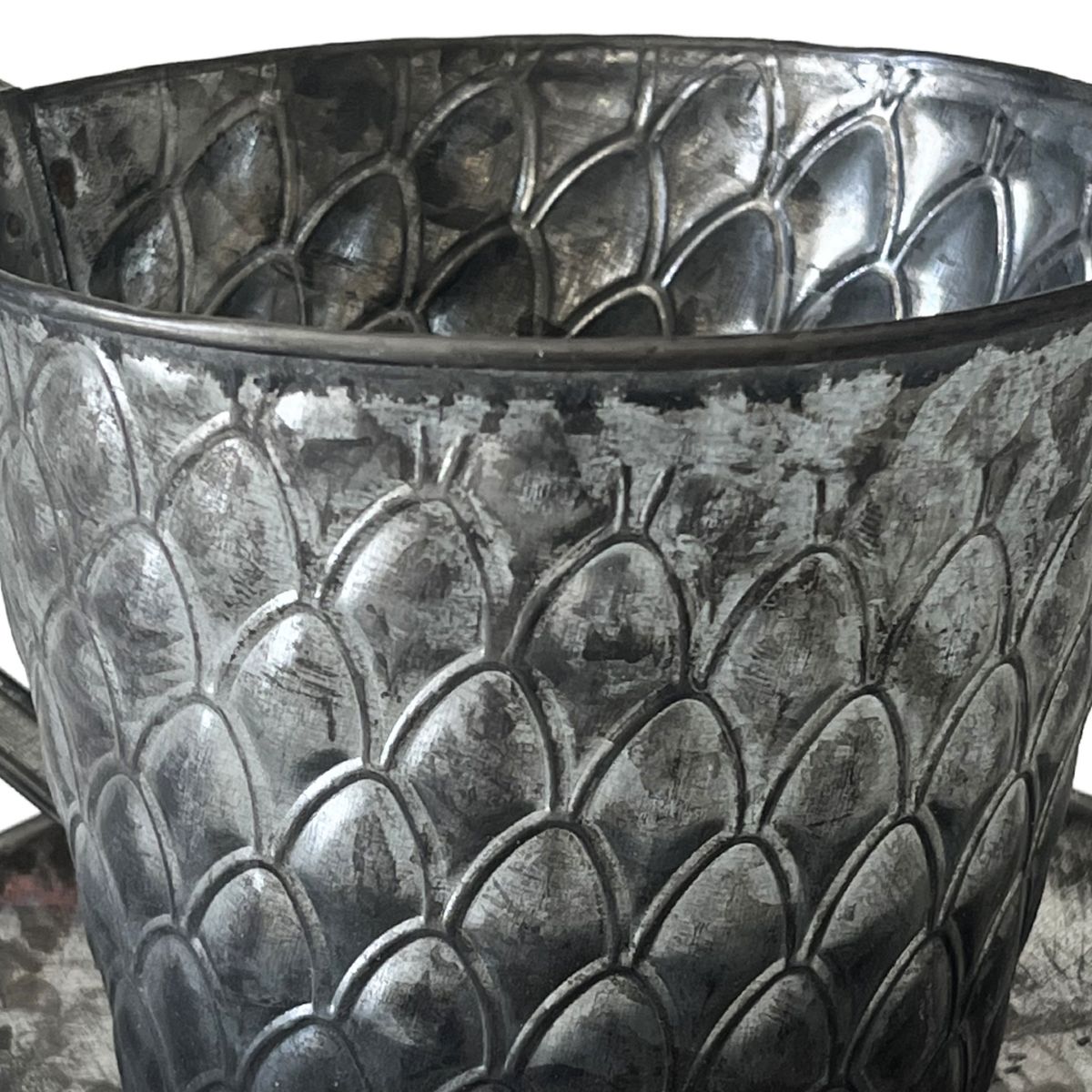 Cache pot de fleurs en zinc vieilli en forme de tasse