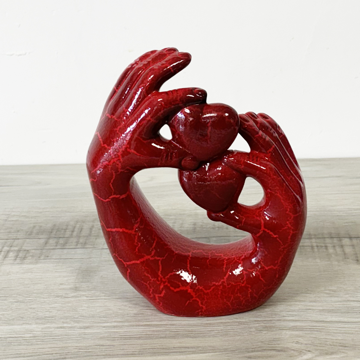 Statue en cramique mains et coeurs rouges 23 cm