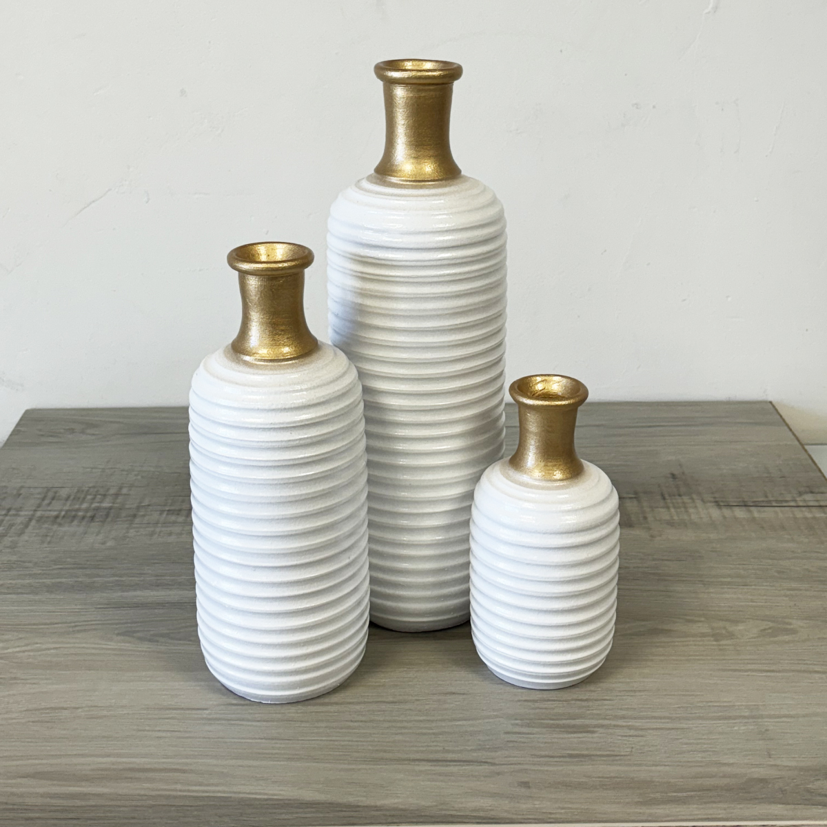 Trio de vases artisanaux blanc et or