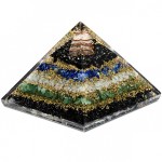 Pyramide orgonite en r�sine et pierres naturelles 6 cm