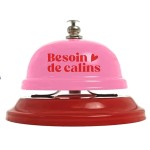 Cloche de table « Besoin de câlins » en métal rose et rouge Cloche de table « Besoin de câlins » en métal rose et rouge