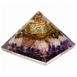 Pyramide orgonite en r�sine et pierres naturelles 6 cm